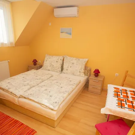 Kondics Apartmanhaz Sarvar